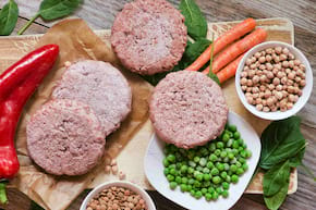 Carnea și &icirc;nlocuitorii de carne: care sunt diferențele nutriționale?