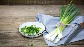 Ceapa si usturoiul verde, obligatorii in salatele de sezon