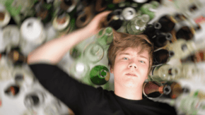 Dependența de alcool: cauze, factori de risc și tratament