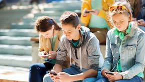 Dependența de telefon poate afecta greutatea adolescenților (studiu)