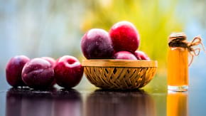 Uleiul din s&acirc;mburi de prune, ingredientul-minune pentru un ten perfect