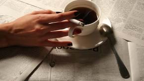Fumezi si bei cafea dimineata pe stomacul gol? Iata cum te afecteaza acest obicei