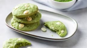 Fursecuri cu pudra de matcha si dulceata de merisoare