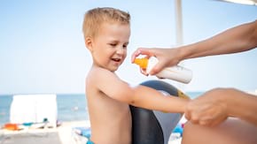 Protectia solara la bebelusi, copii si adolescenti, in functie de varsta