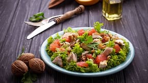 Salata inedita pentru masa de Craciun, cu grepfrut si nuci