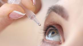 Lacrimile artificiale, eficiente dacă ai ochii obosiți