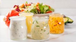 Dressingul pe care il adaugi in salata ii poate dubla caloriile! Iata ce greseli sa eviti