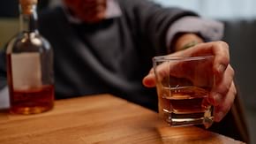 Studiu: Pacientii cu hepatita C, mai predispusi sa consume alcool