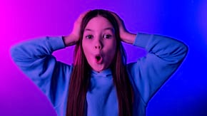 (P) Prima menstruație: când apare, cum alegi absorbantul, ce să faci și ce să eviți?