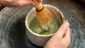 3 retete de bauturi calde cu pudra Matcha