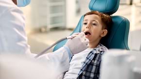 Tratamentul endodontic la copii: de ce salvăm dinții de lapte