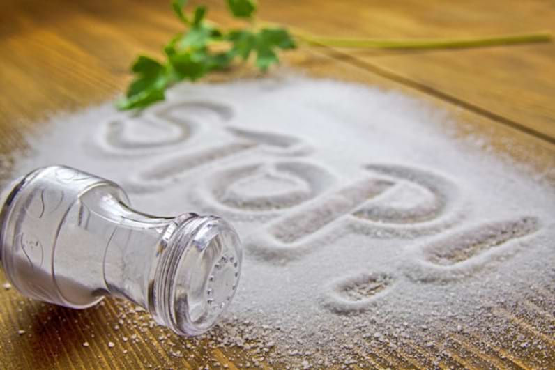 Cum îți dai seama că folosești prea multă sare: 6 simptome care te dau de gol