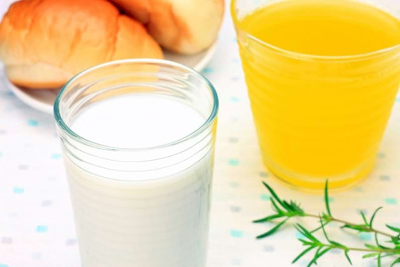Ce sa bei dimineata pentru un mic dejun sanatos: lapte sau suc de portocale