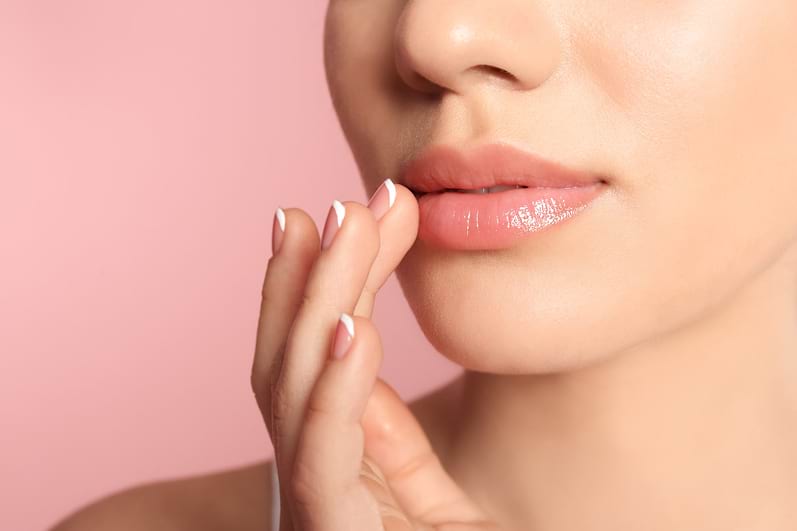 Soluții naturale pentru tratarea buzelor crăpate