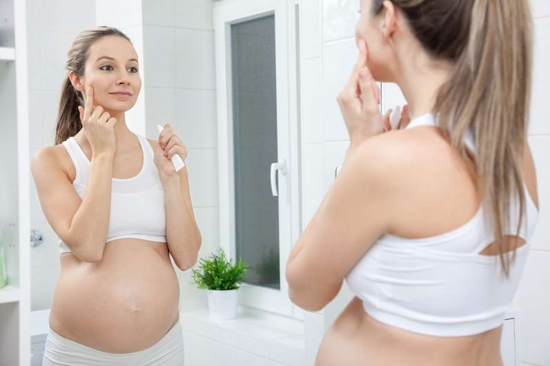 Skincare în timpul sarcinii: ce ai voie și ce nu?