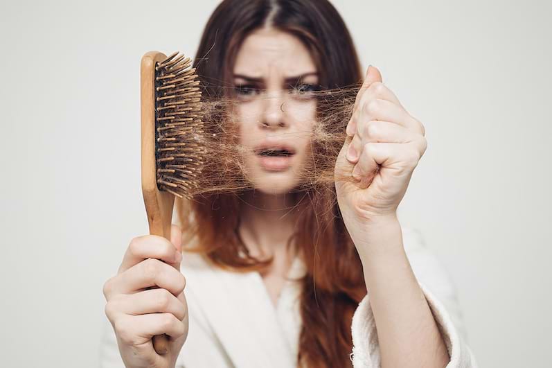 De ce îți cade părul și cum poți trata cauzele
