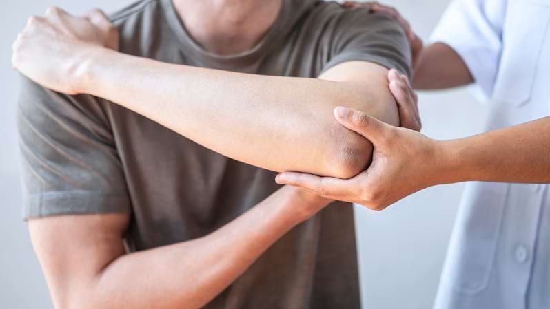 Ar trebui să ne îngrijoreze durerea de brațe?