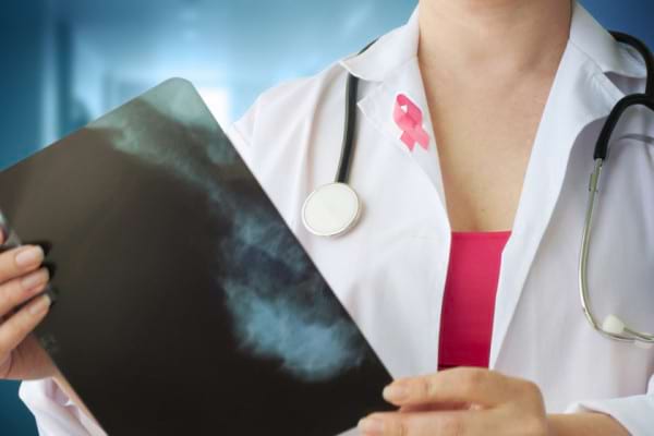 Medic: Cancerul mamar la 20 de ani nu mai e o raritate