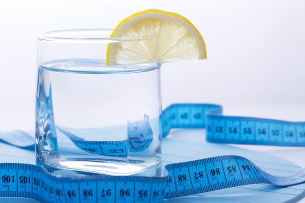 Câtă apă trebuie să bei în funcţie de greutate. Tabel explicativ