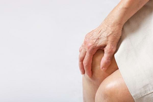 Cum să scăpaţi de durerea de genunchi? – Practicaţi yoga!