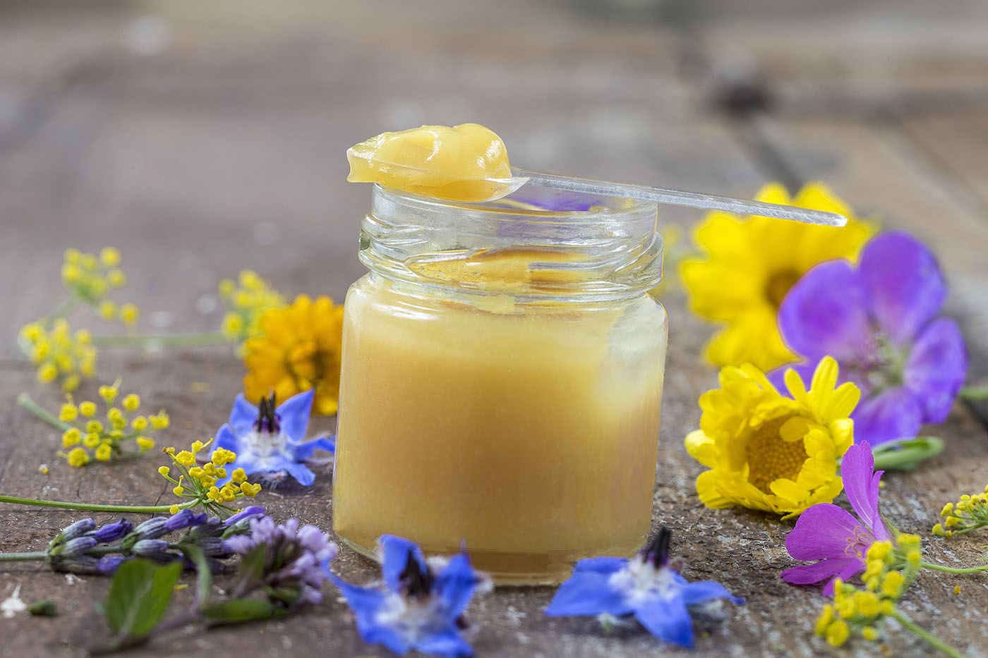 Lăptișorul de matcă, polenul și mierea reduc simptomele menopauzei ‐ Stupina Taina Vie Blog