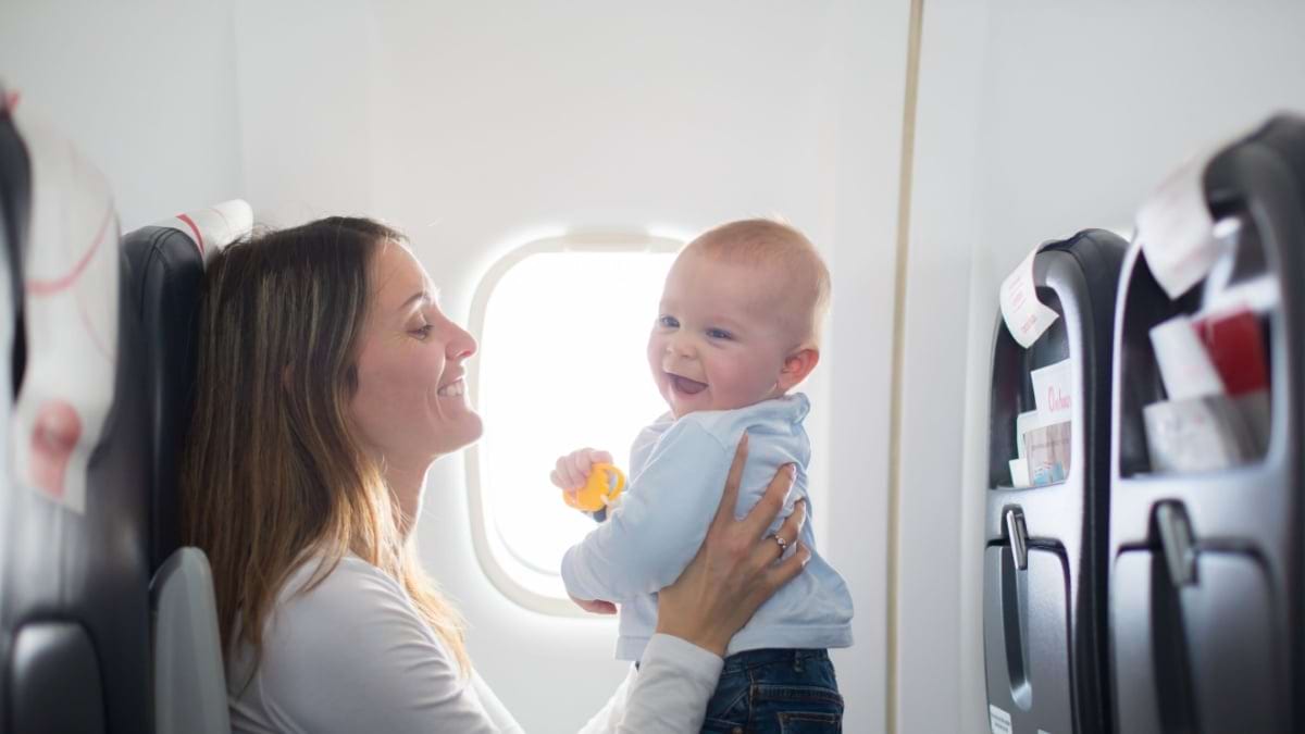 Cum te pregatesti pentru calatoria cu avionul a copilului