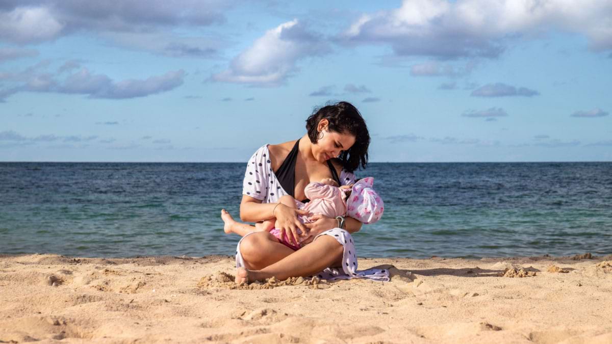 Pleci in vacanta cu bebelusul si alaptezi? Sfaturi ca sa scapi de griji