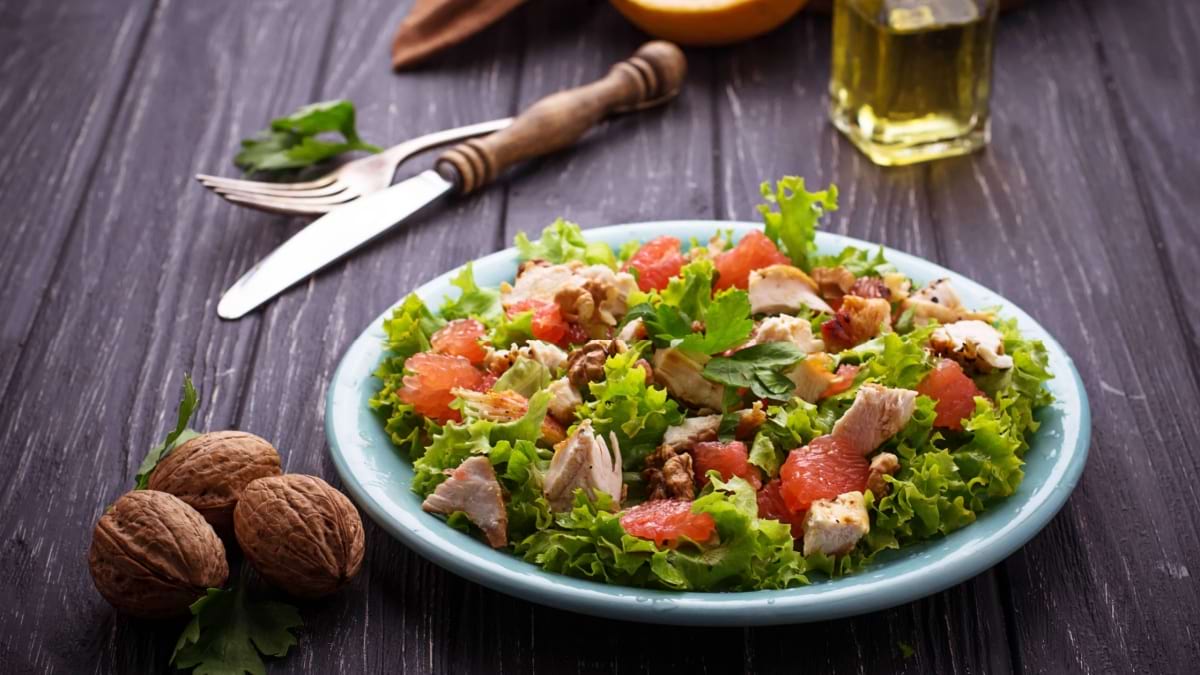 Salata inedita pentru masa de Craciun, cu grepfrut si nuci