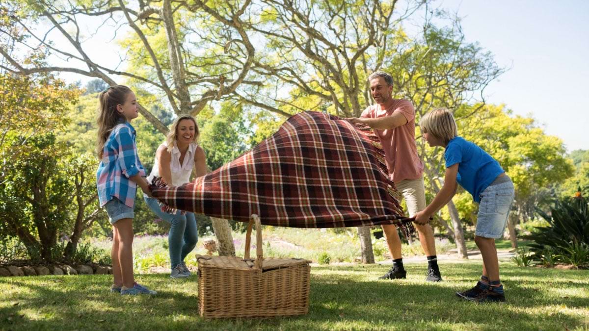 Activități de weekend: ce să pui în coșul pentru picnic?