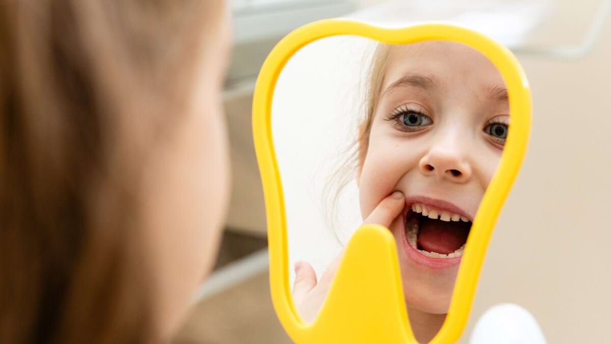 Erupția dentară: când le ies dinții copiilor?