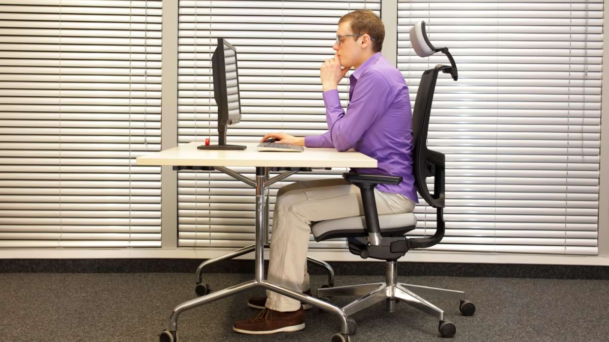 Poziție corectă la birou și de ce e bine să ai scaun ergonomic la birou