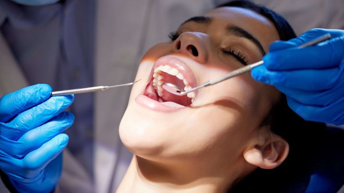 Pierderea dinților și atrofierea gingiei pot duce la transformări neplăcute în anatomia feței