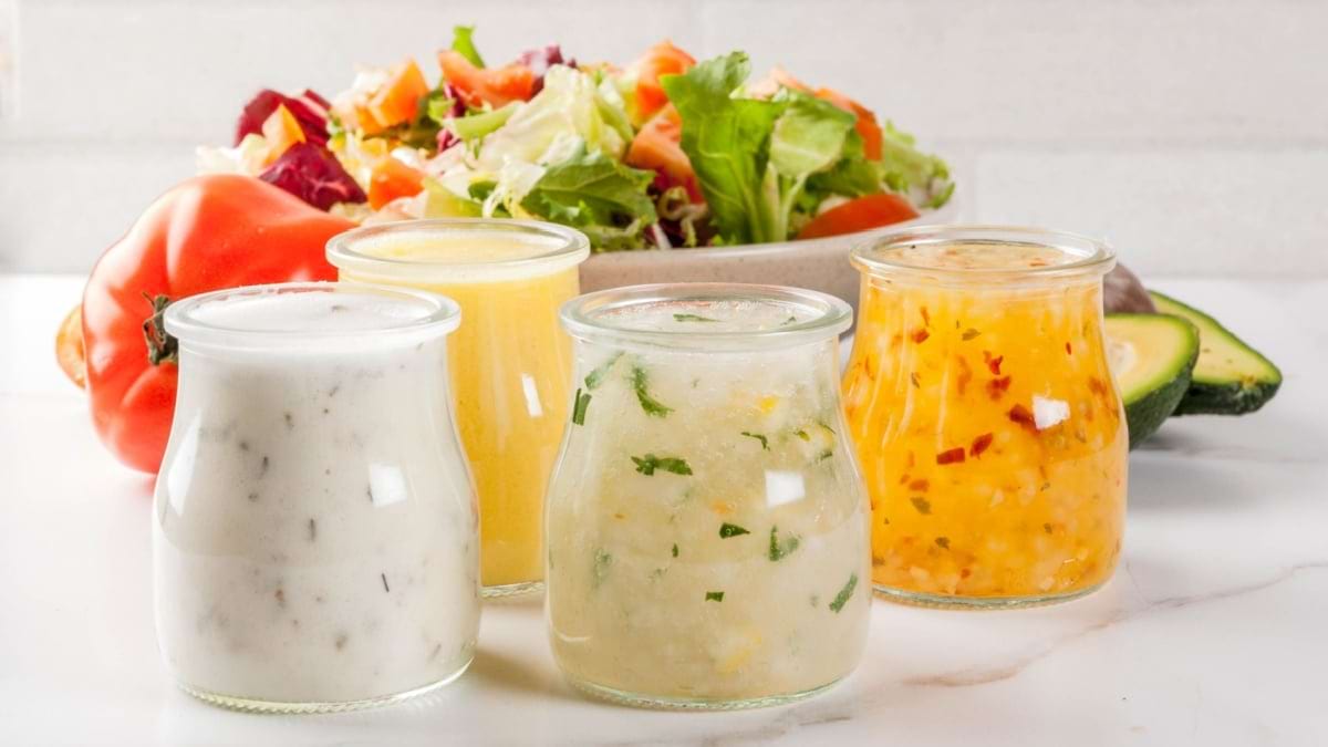 Dressingul pe care il adaugi in salata ii poate dubla caloriile! Iata ce greseli sa eviti