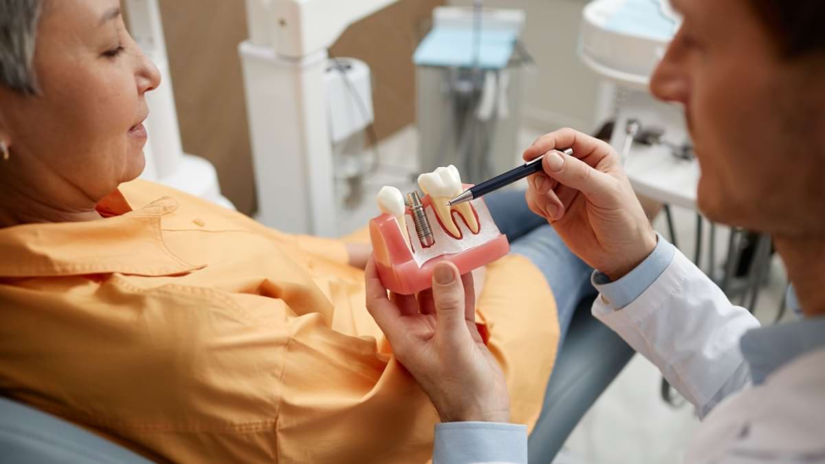 Periimplantita: cauze, simptome și tratament