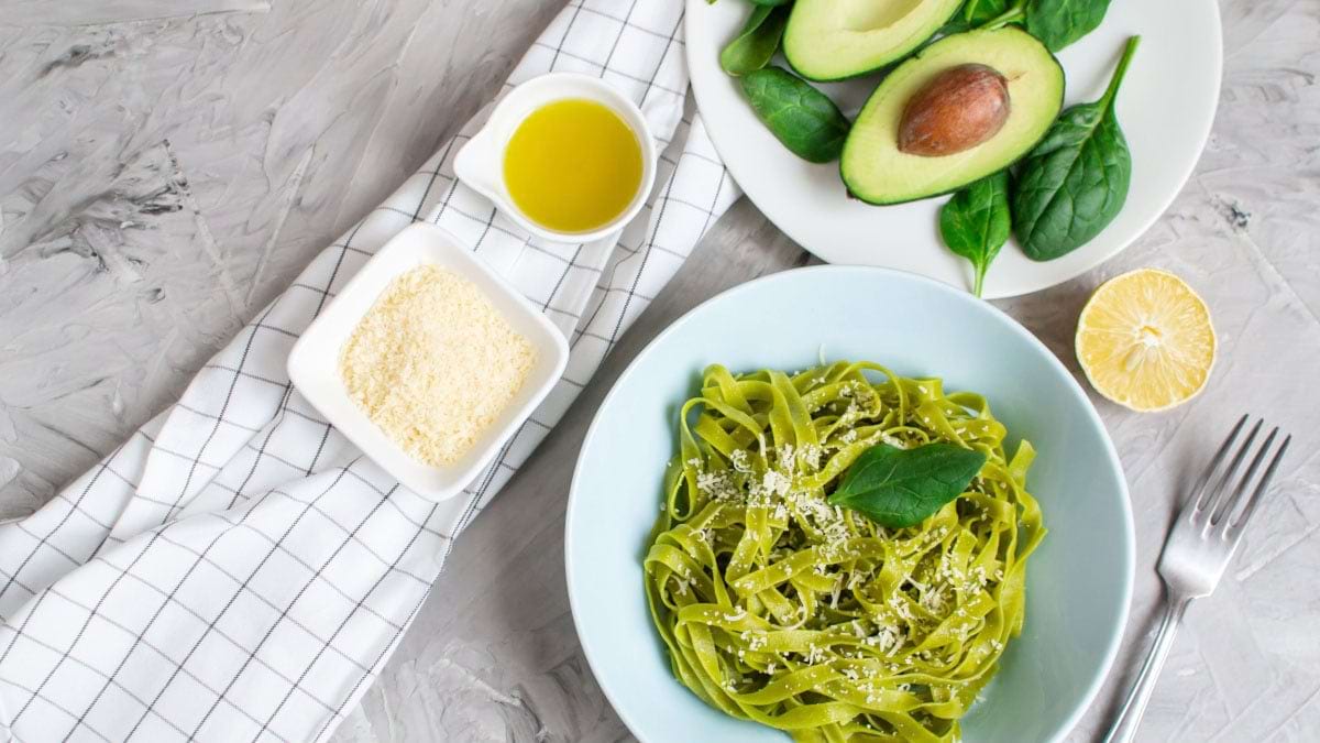 Tagliatele delicate cu nucă, sos de avocado şi mirodenii