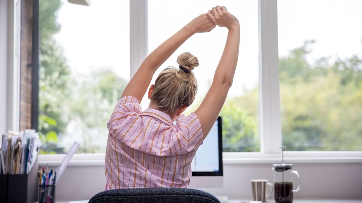Top 3 exerciții pe care le poți face la birou