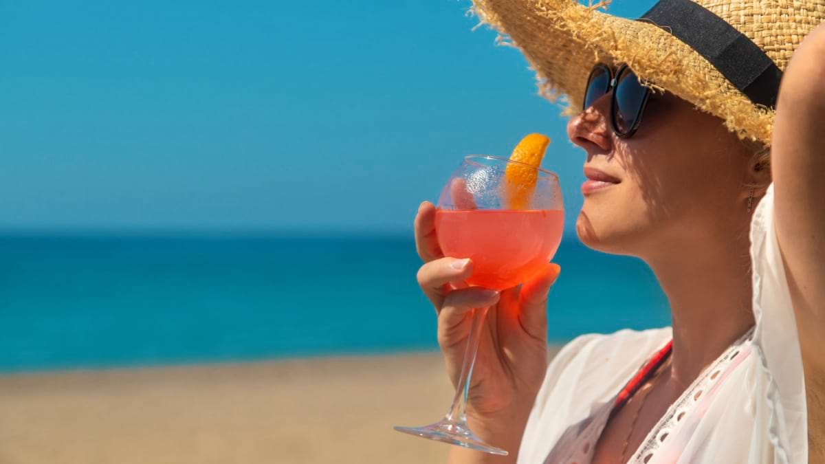 Consumul de alcool in bataia soarelui creste riscul de cancer de piele