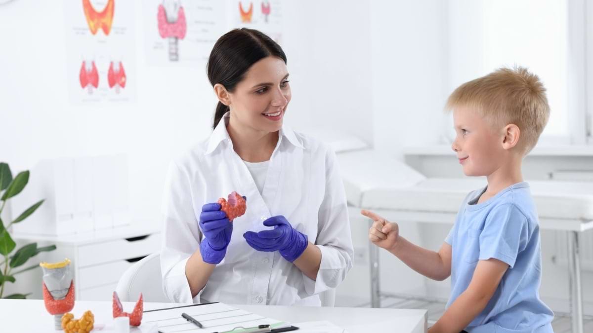 Când ar trebui să îi programezi copilului un consult la endocrinolog?