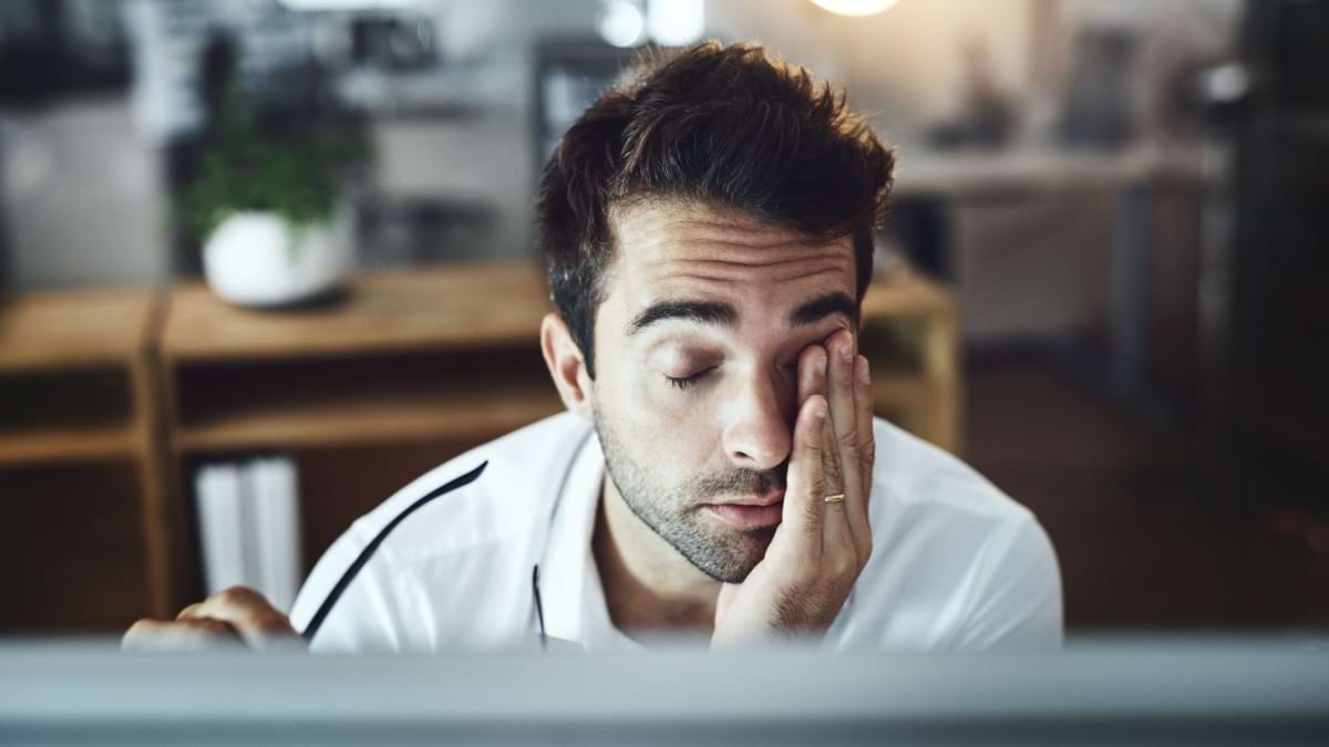 Care este legătura dintre sindromul burnout și bătăile neregulate ale inimii [studiu]