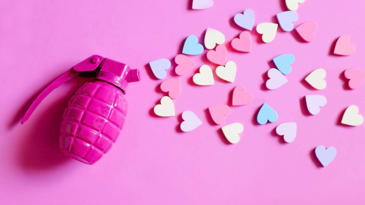 Ce este love bombing și ce impact are asupra relației?