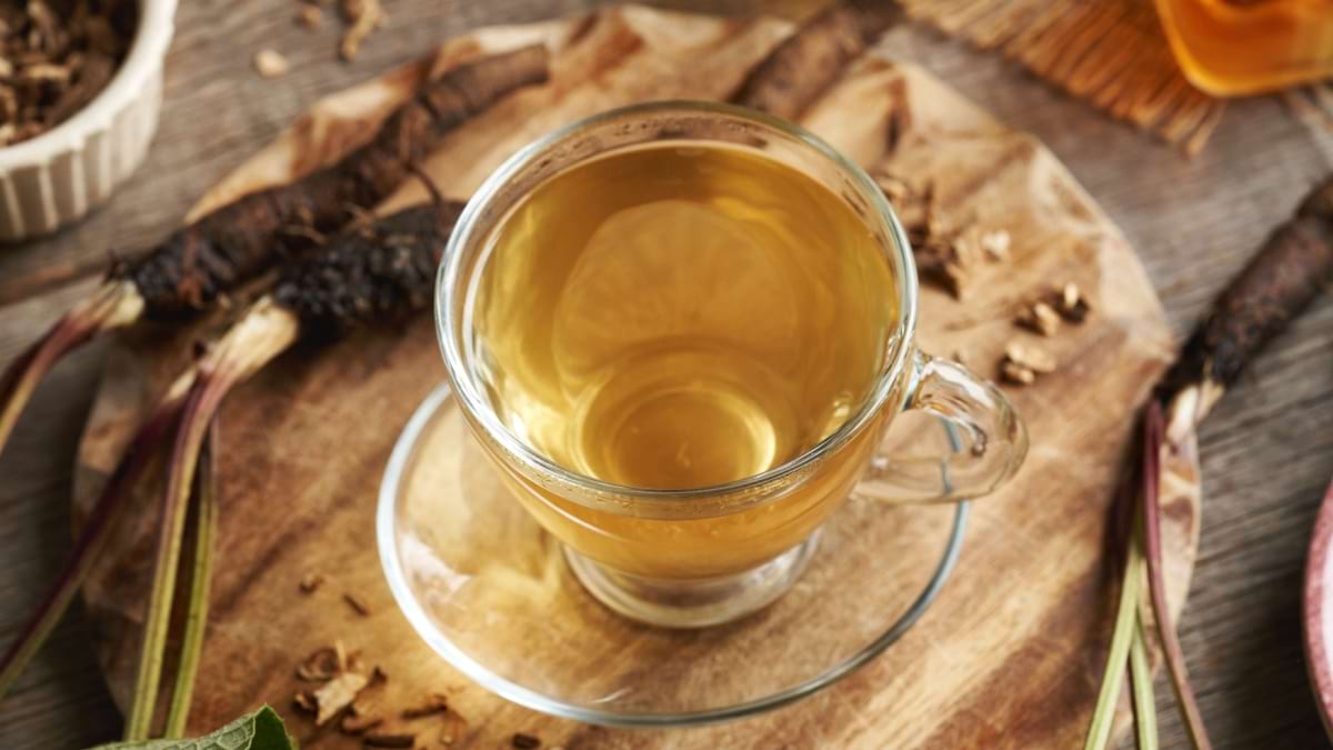 Rădăcina de brusture: 6 beneficii pentru sănătate și piele