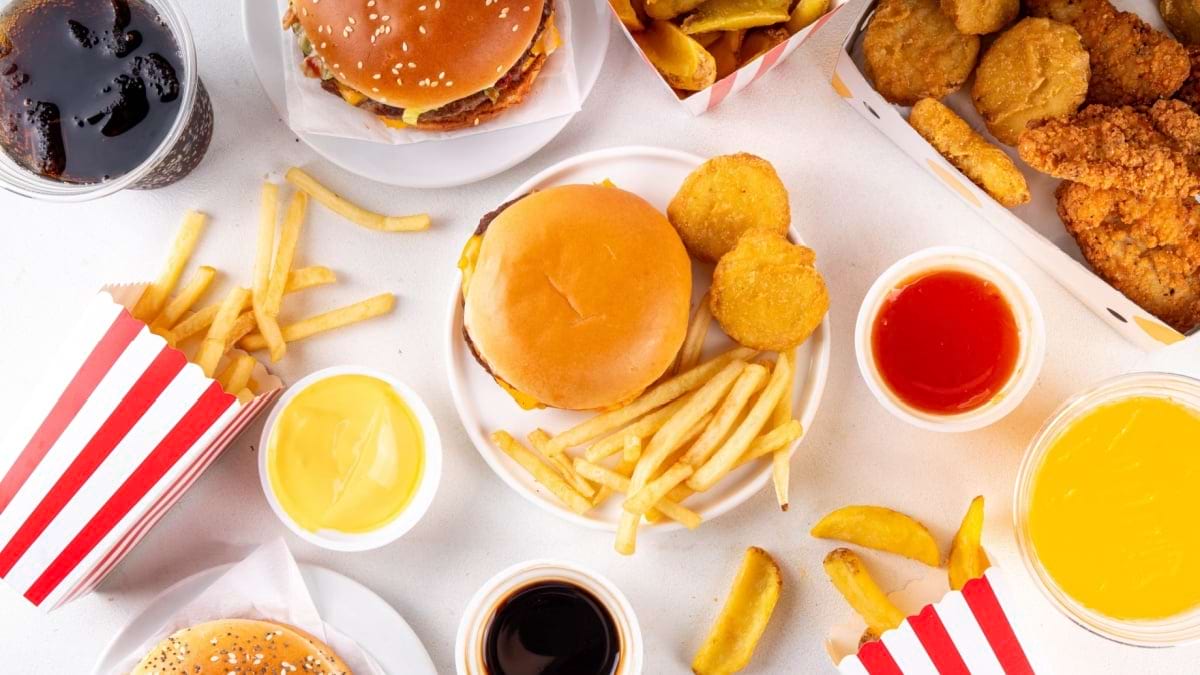 Alimentele ultraprocesate cresc riscul de mortalitate prin boală cardiovasculară