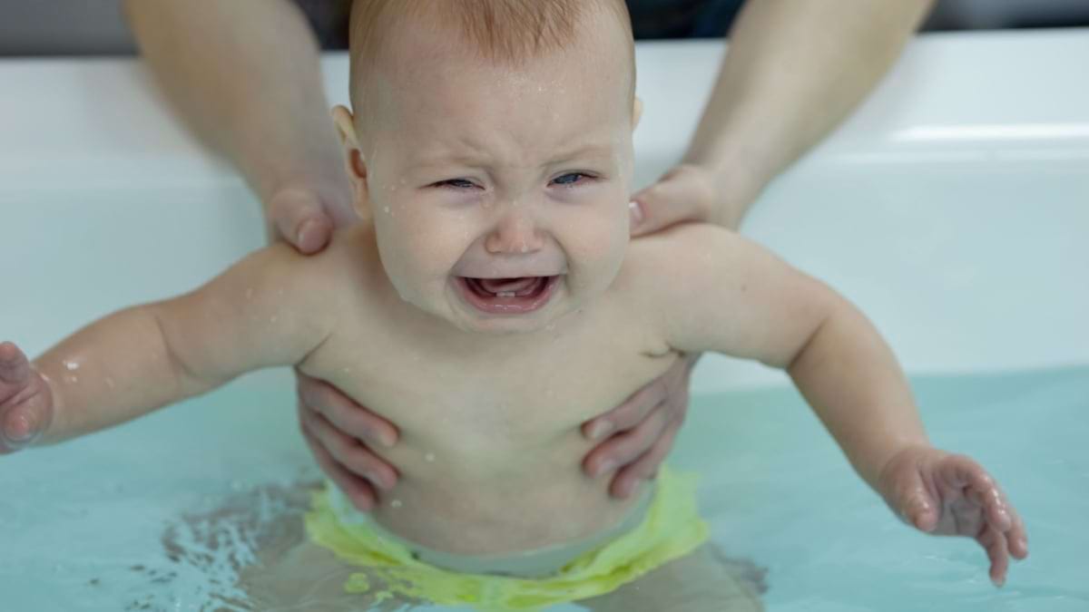 Copilul tau uraste sa faca baie? 6 solutii pentru aceasta problema