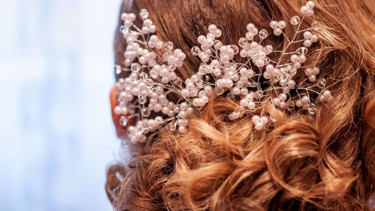 Accesorizarea coafurilor cu panglici, coronite si bijuterii de par