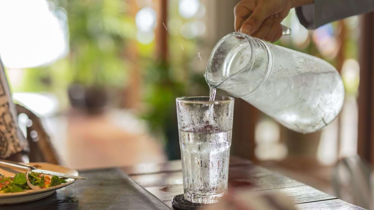 Apa cu gheață și metabolismul: cât adevăr științific e în mitul arderii caloriilor?