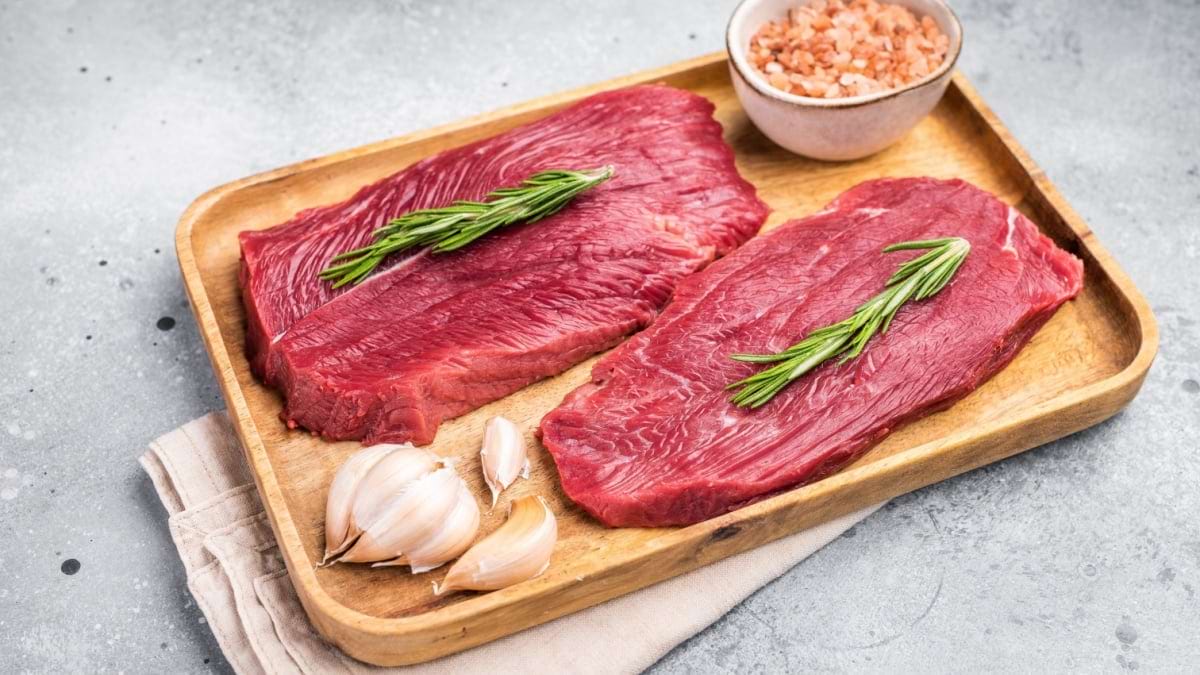 Ce beneficii nutriționale are carnea de struț și când nu este indicat consumul?