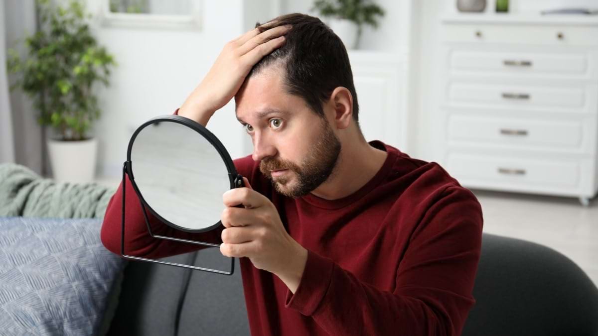 Cum abordezi cele patru motive serioase pentru care iti cade parul: stres, genetica, scalp sensibil si schimbări hormonale