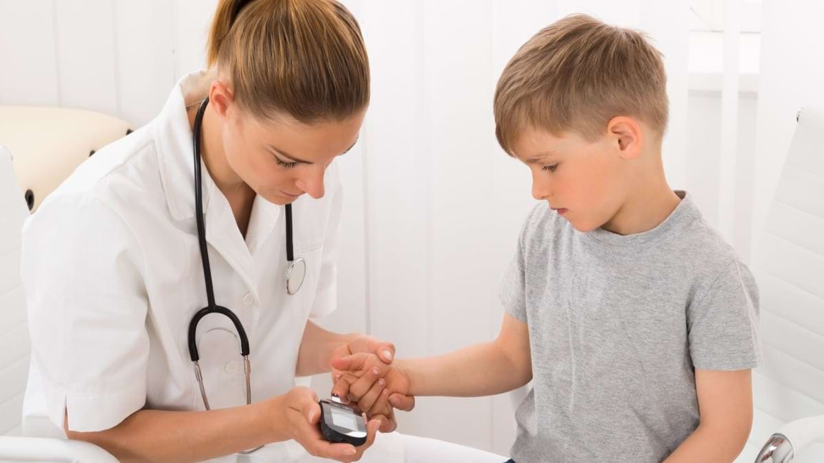 Diabetul la copii și adolescenți: provocări specifice, educație pentru părinți și școală