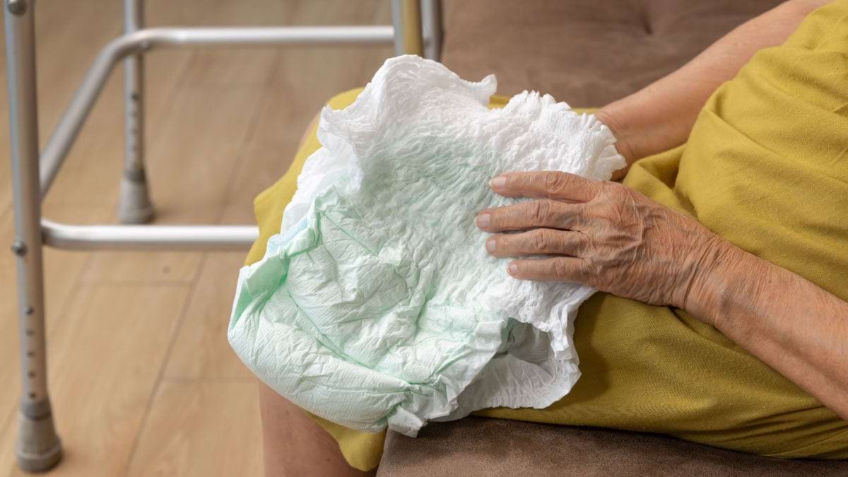 Incontinența urinară la vârstnici: cauze, simptome și soluții