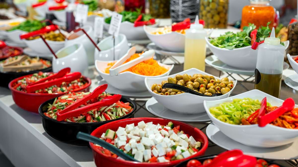 Trucuri care te ajută să mănânci mai puțin la bufeturile all-inclusive